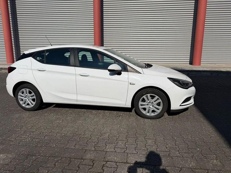 Gebraucht Opel Astra Edition 105 PS (77 kW) 2018 Other Limousine