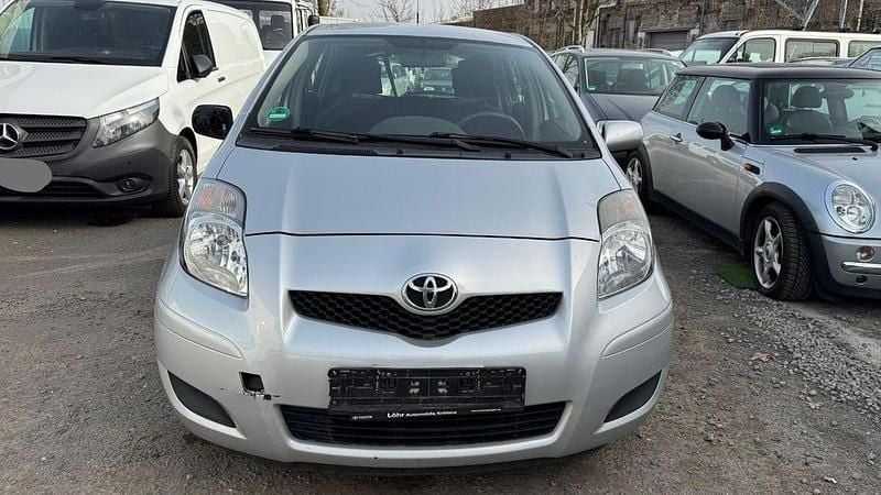 Gebraucht Toyota Yaris Cool 69 PS (50 kW) 2011 Silber Kleinwagen