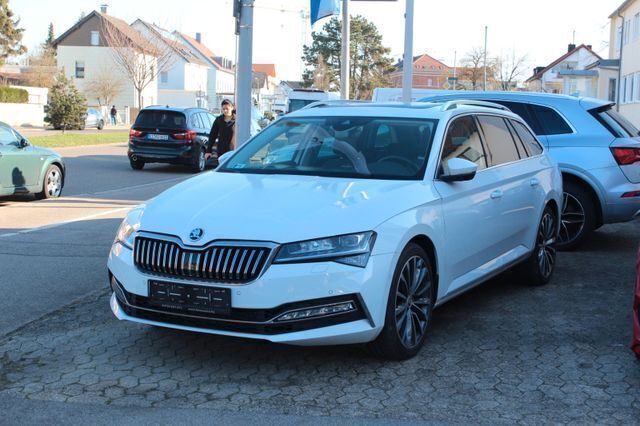 Moonweiss metallic (metallic) Gebraucht 2023 Skoda Superb LAURIN & KLEMENT Kombi | 45.900 € (Teuer) - Bild 1/4