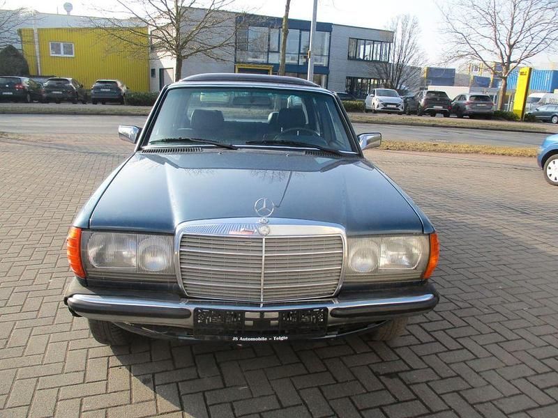 Gebraucht Mercedes E230 136 PS (100 kW) 1983 Blau Limousine