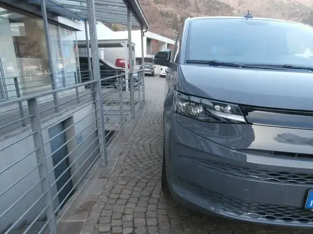 Gebraucht VW Multivan 150 PS (110 kW) 2025 Grau Van / Kleinbus