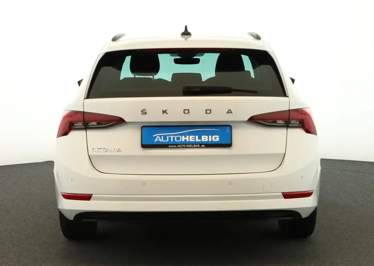Gebraucht Skoda Octavia Ambition 150 PS (110 kW) 2023 Moonweiss metallic Kombi