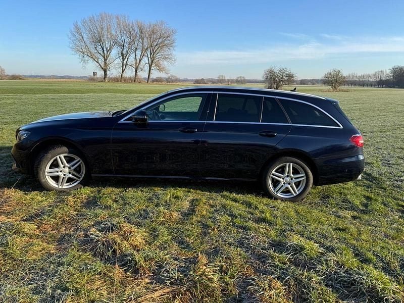 Gebraucht Mercedes E220 194 PS (142 kW) 2020 Blau Kombi