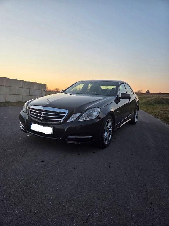 Gebraucht Mercedes E220 Avantgarde 170 PS (125 kW) 2011 Schwarz Limousine