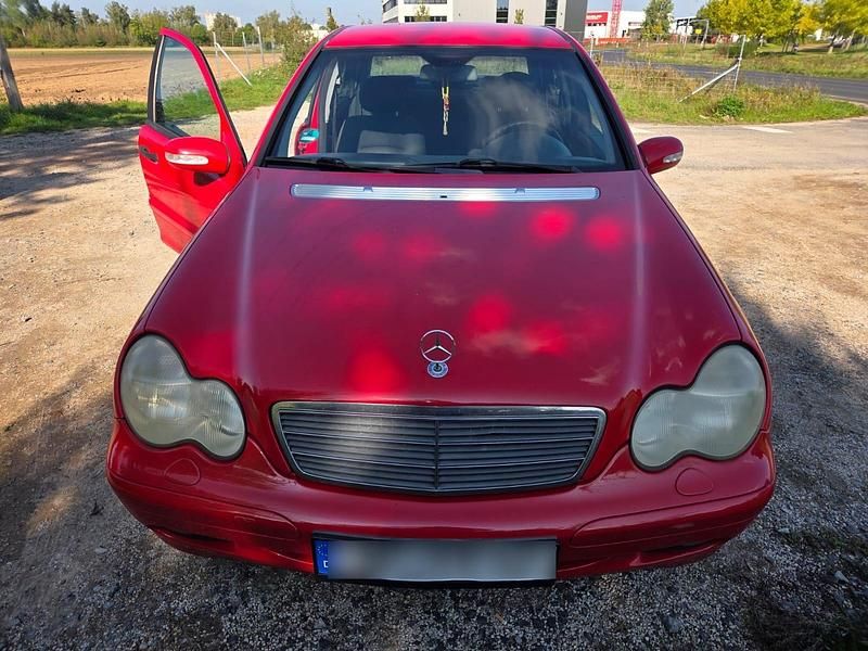 Rot Gebraucht 2002 Mercedes C180 Limousine | 2.250 € - Bild 1/4