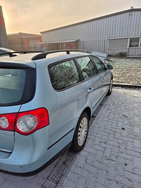 Gebraucht VW Passat 140 PS (102 kW) 2009 Blau Kombi