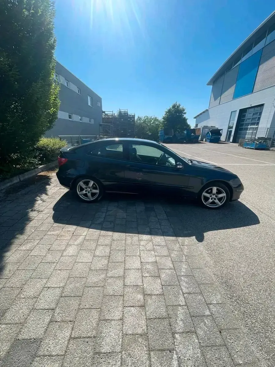 Gebraucht Mercedes C180 129 PS (94 kW) 2002 Schwarz Coupé