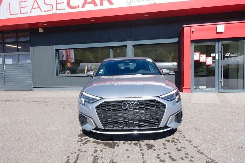Silber Gebraucht 2022 Audi A3 Sportback Sport Kleinwagen | 18.588 € (Fairer Preis) - Bild 1/4