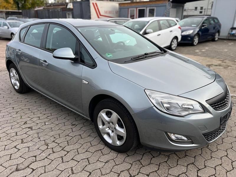 Silber Gebraucht 2011 Opel Astra Kleinwagen | 3.900 € (Fairer Preis) - Bild 1/4