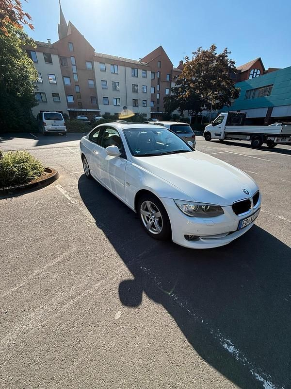 Weiß Gebraucht 2011 BMW 320 Coupé | 6.990 € (Fairer Preis) - Bild 1/4