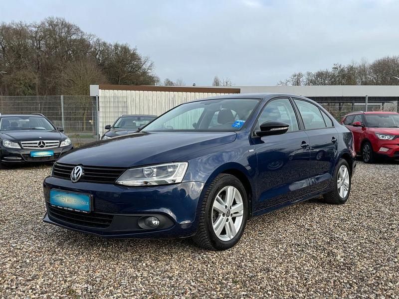 Blau Gebraucht 2013 VW Jetta Match Limousine | 6.700 € (Fairer Preis) - Bild 1/4