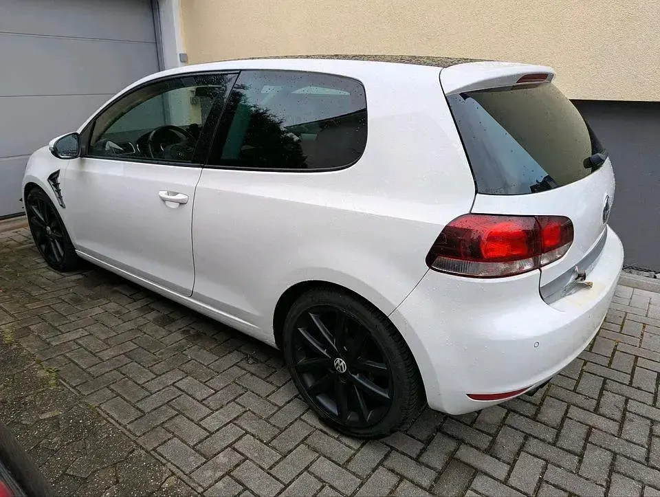 Gebraucht VW Golf VI 122 PS (89 kW) 2009 Weiß Kleinwagen
