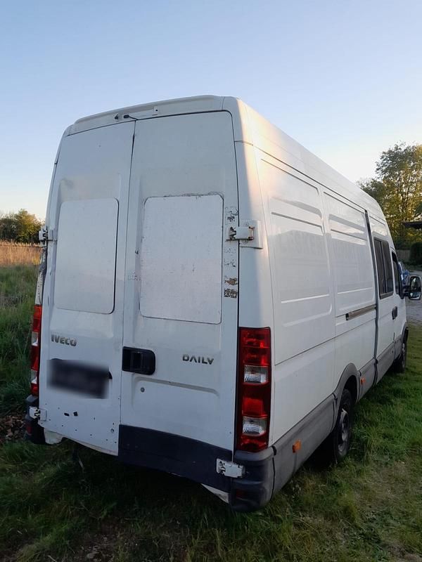 Second-hand Iveco Daily 130 CP (95 kW) 2014 Alb Monovolum