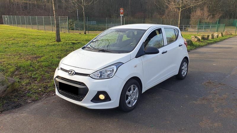 Gebraucht Hyundai i10 67 PS (49 kW) 2016 Weiß Kleinwagen