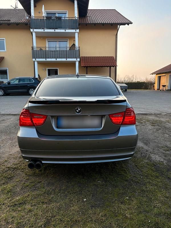 Gebraucht BMW 318 143 PS (105 kW) 2011 Silber Limousine