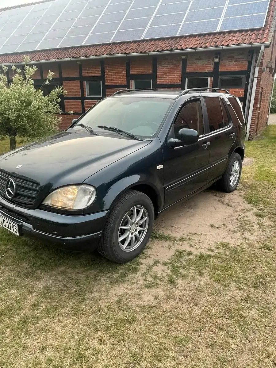 Używany Mercedes ML320 218 KM (160 kW) 2001 Niebieski SUV