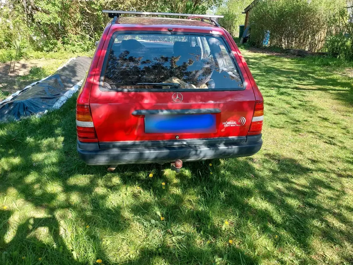 Używany Mercedes E230 136 KM (100 kW) 1987 Czerwony Kombi