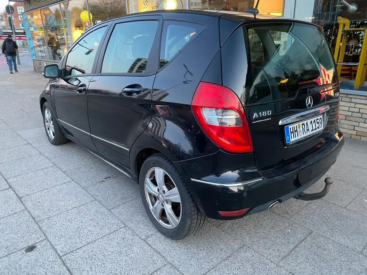 Gebraucht Mercedes A180 109 PS (80 kW) 2010 Schwarz Limousine