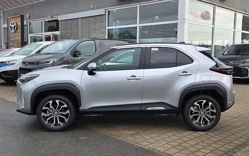 Neu Toyota Yaris Cross 130 PS (95 kW) 2026 Silber SUV