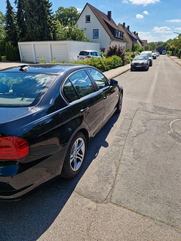Gebraucht BMW 318 Sport Line 143 PS (105 kW) 2010 Schwarz Limousine