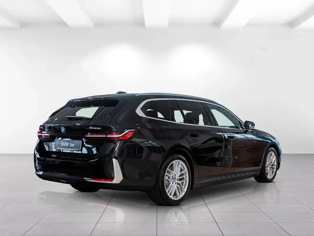 Neu BMW 530 Performance 299 PS (219 kW) 2026 Black sapphire metallic (schwarz) Limousine