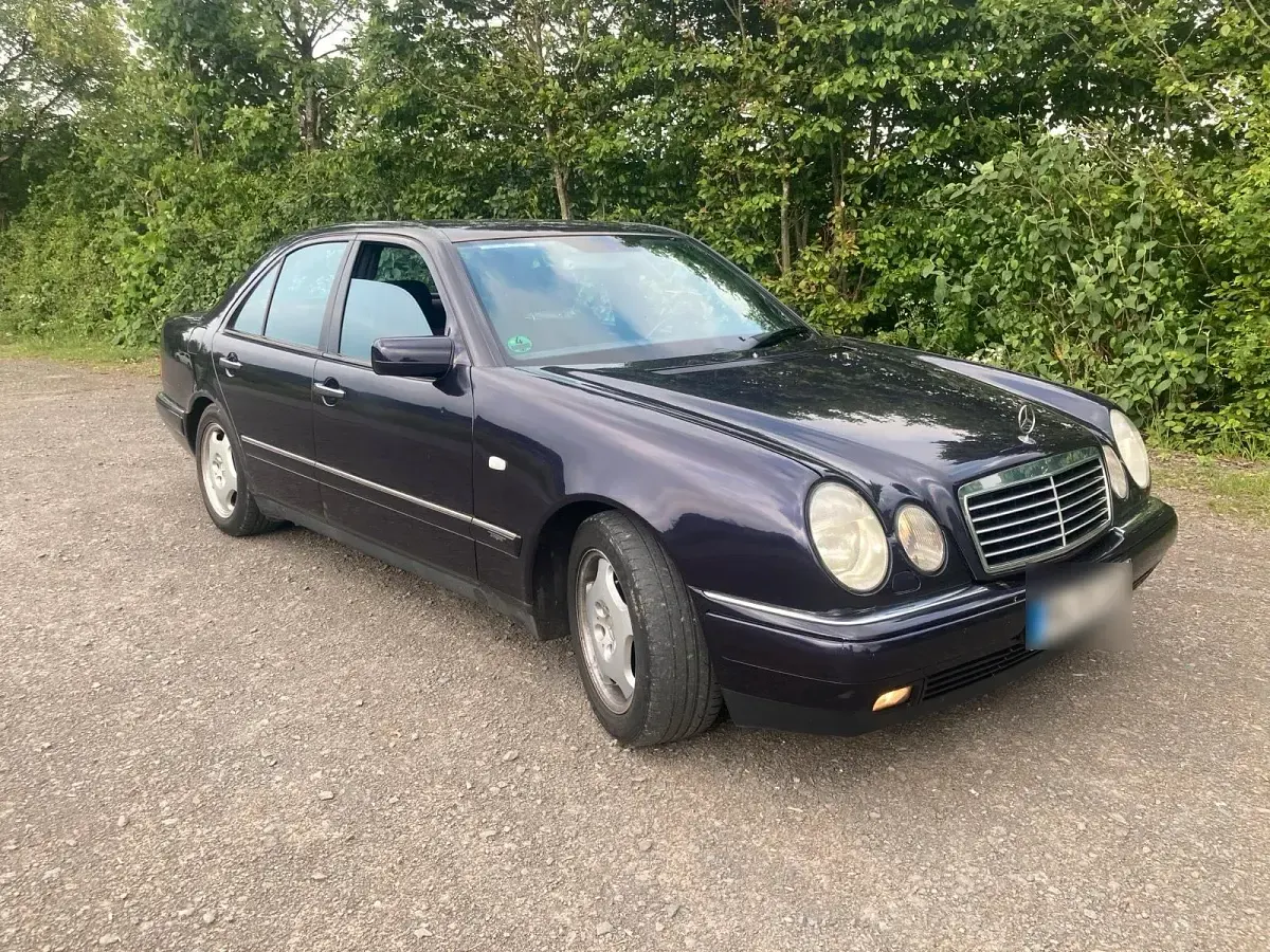 Gebraucht Mercedes E240 Avantgarde 170 PS (125 kW) 1998 Violet Limousine