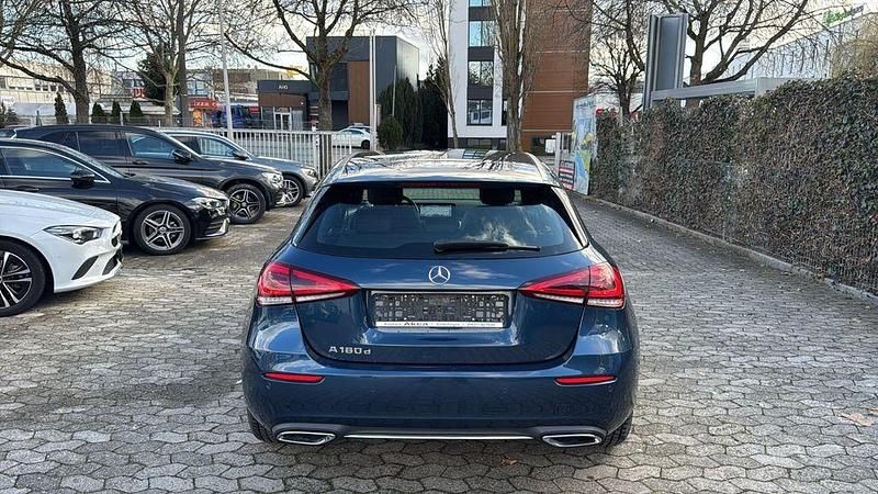 Gebraucht Mercedes A180 Advanced 116 PS (85 kW) 2021 Blau Limousine