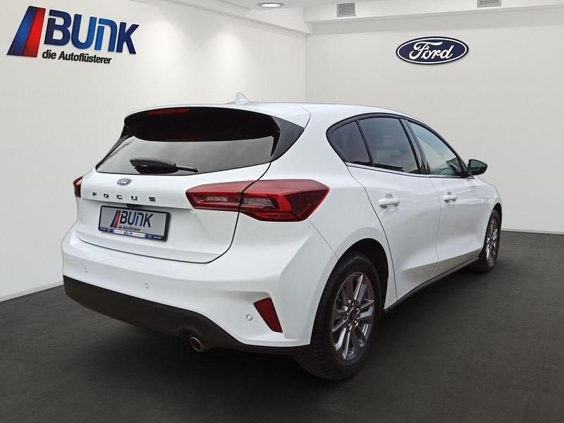 Gebraucht Ford Focus Titanium 125 PS (91 kW) 2024 Frozen white (pn3gz Limousine