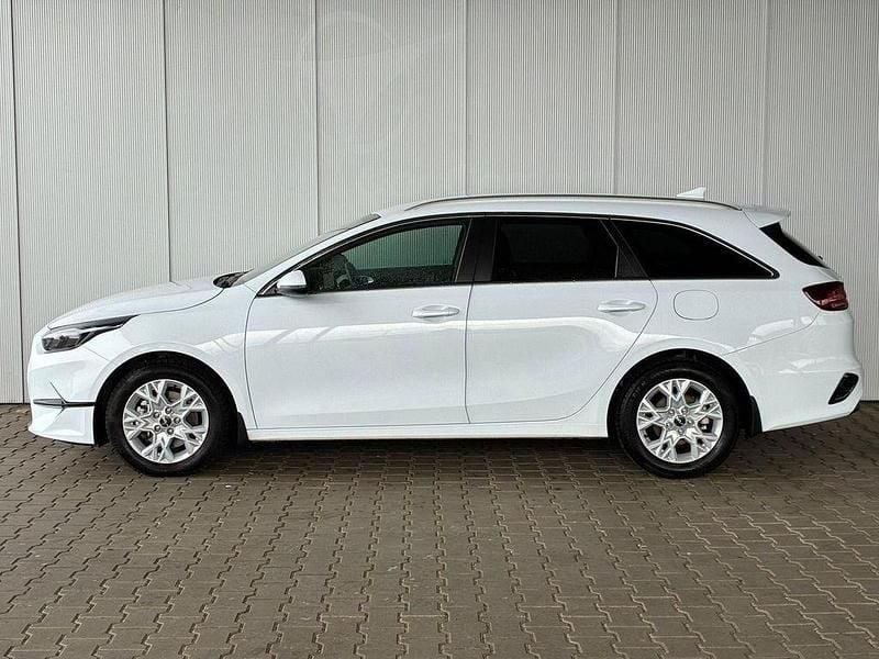 Deluxe white Gebraucht 2025 Kia Ceed Sportswagon Comfort Kombi | 23.450 € (Superpreis) - Bild 1/4