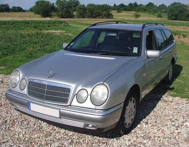 Silber metallic Gebraucht 1997 Mercedes E320 Elegance Kombi | 2.800 € - Bild 1/4