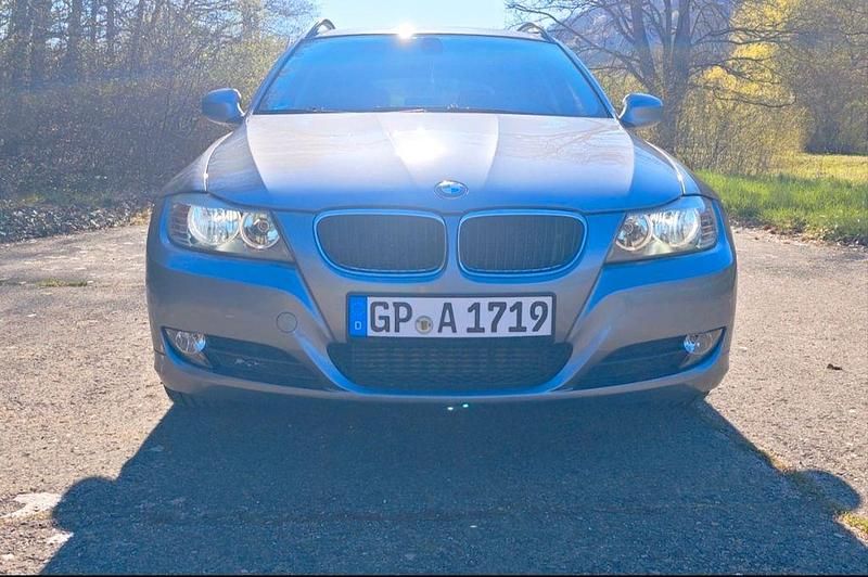 Gebraucht BMW 320 177 PS (130 kW) 2009 Grau Kombi