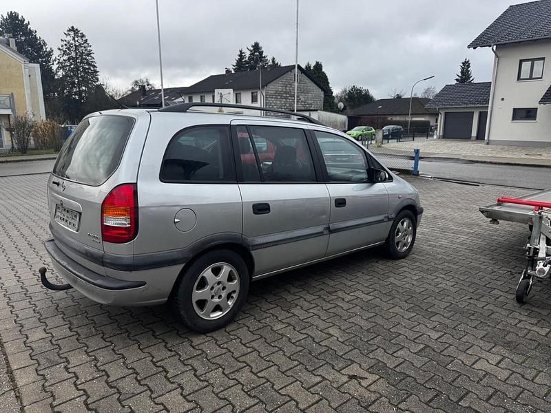 Gebraucht Opel Zafira Elegance 125 PS (91 kW) 2000 Starsilber m2 Van / Kleinbus
