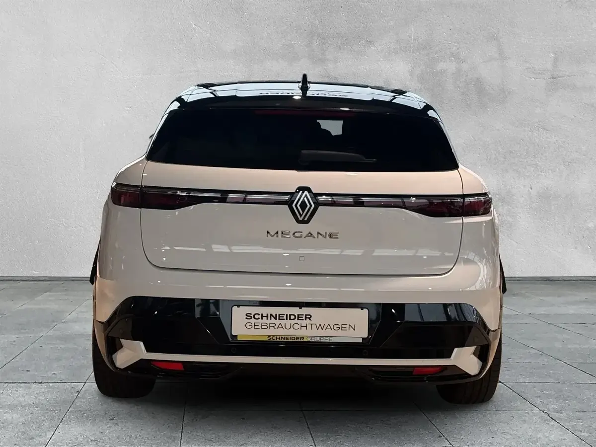 Używany Renault Megane E-Tech Techno 96 kW (131 KM) 2022 Biały Sedan/Limuzyna