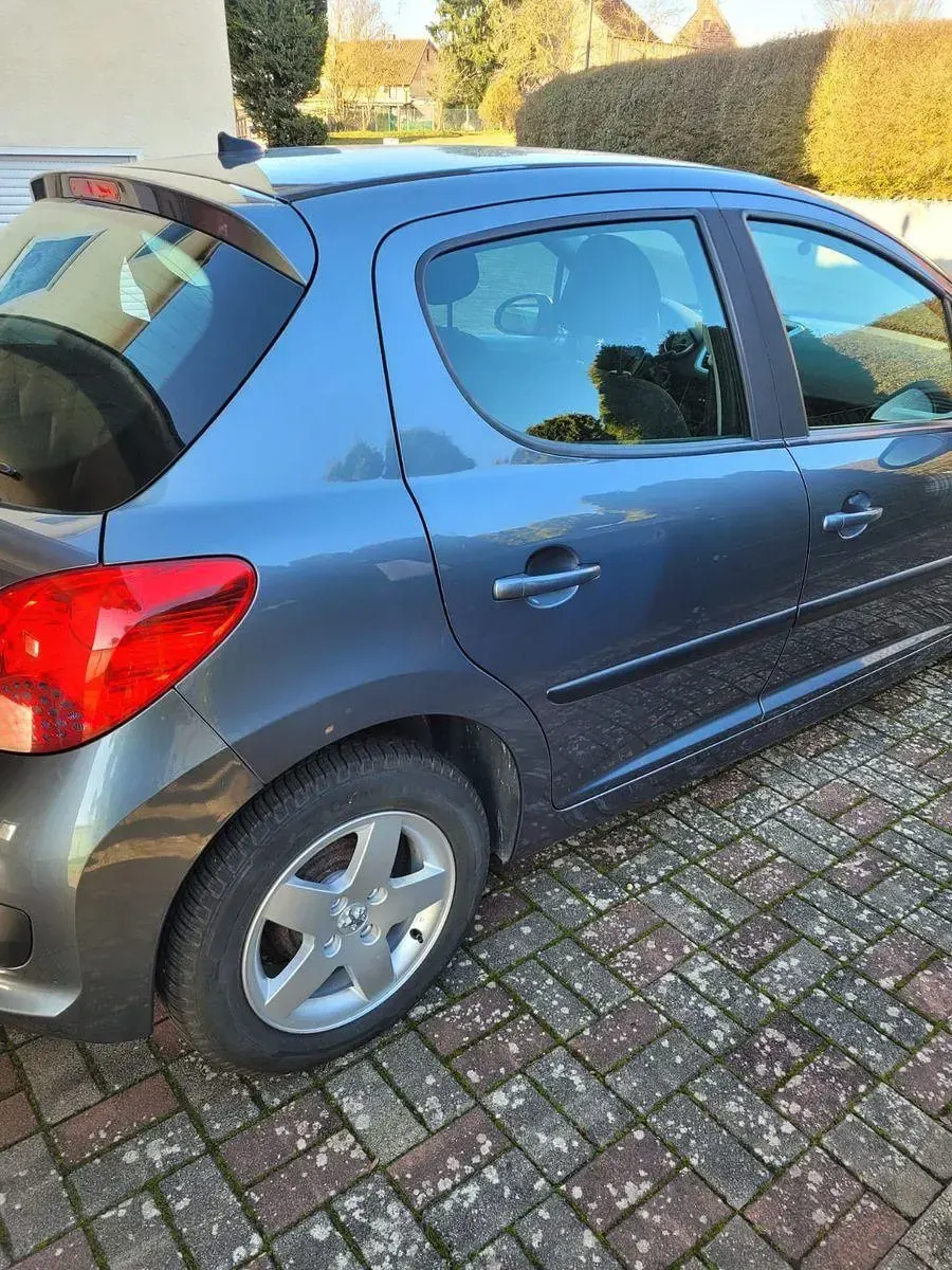 Gebraucht Peugeot 207 95 PS (69 kW) 2009 Grau Limousine