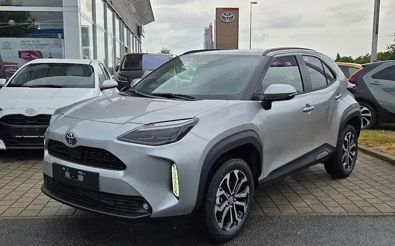 Neu Toyota Yaris Cross 130 PS (95 kW) 2026 Silber SUV