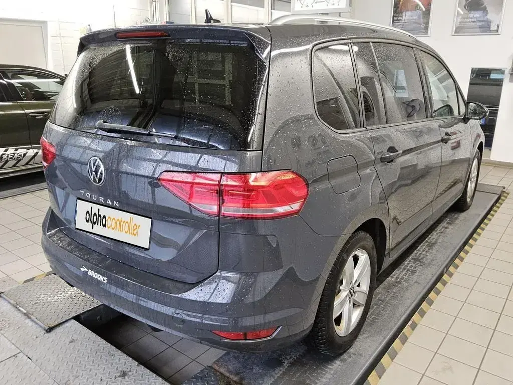 Używany VW Touran Active 150 KM (110 kW) 2022 Szary Minivan