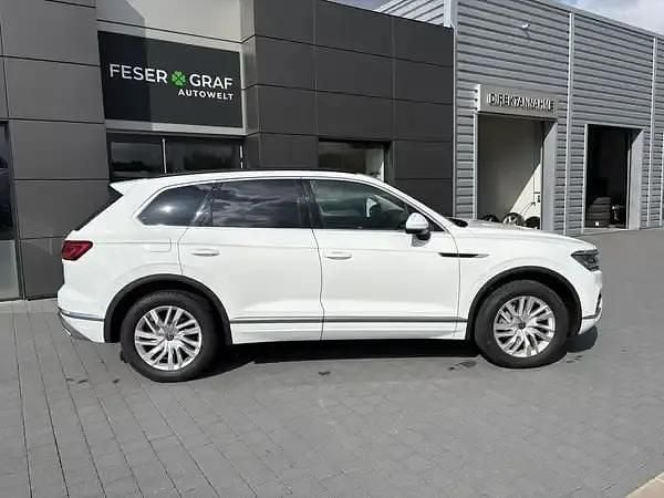 Gebraucht VW Touareg 231 PS (169 kW) 2022 Pure white SUV