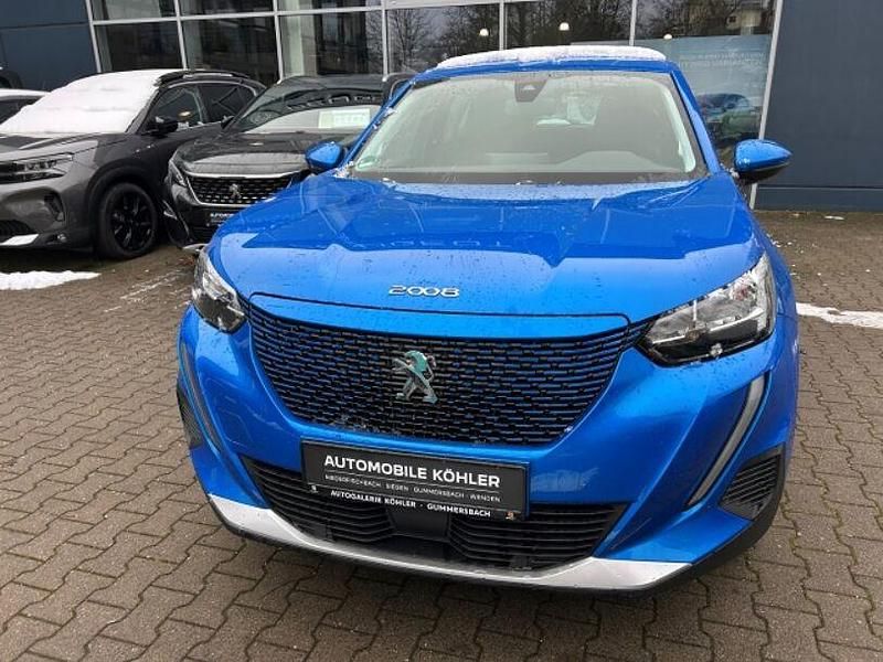 Gebraucht Peugeot e-2008 Active 100 kW (136 PS) 2021 Blau/typ aussenverkleidung met SUV