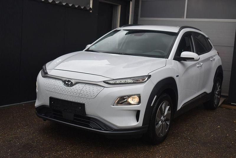 Weiß Gebraucht 2021 Hyundai Kona Comfort SUV | 15.428 € (Superpreis) - Bild 1/4