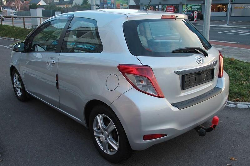Gebraucht Toyota Yaris Cool 99 PS (72 kW) 2013 Silber Kleinwagen
