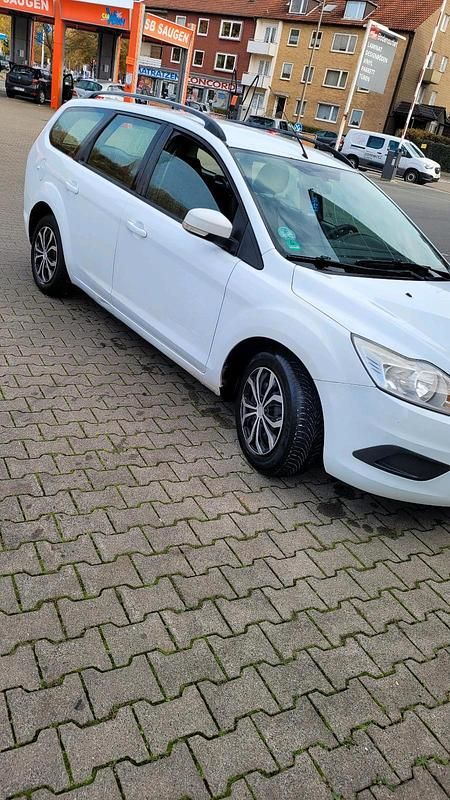 Weiß Gebraucht 2011 Ford Focus Kombi | 1.350 € (Superpreis) - Bild 1/4