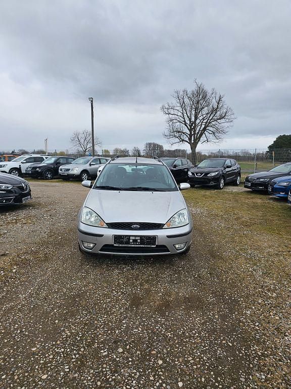 Usado Ford Focus Viva 101 CV (74 kW) 2004 Plateado Berlina