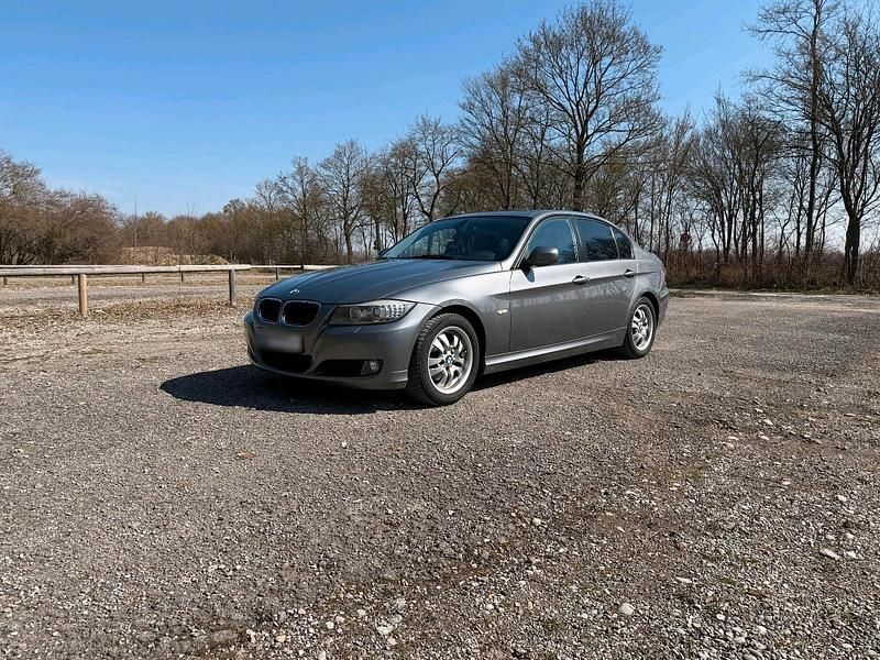 Gebraucht BMW 318 143 PS (105 kW) 2011 Grau Limousine