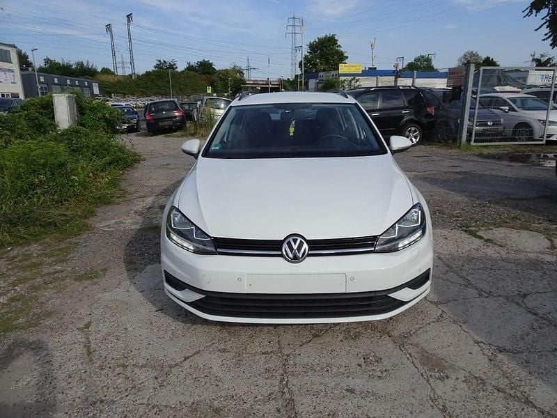 Weiß Gebraucht 2018 VW Golf VII Trendline Kombi | 8.700 € (Superpreis) - Bild 1/4
