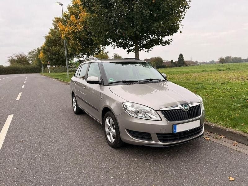 Beige Gebraucht 2011 Skoda Fabia Family Kleinwagen | 5.199 € (Fairer Preis) - Bild 1/4