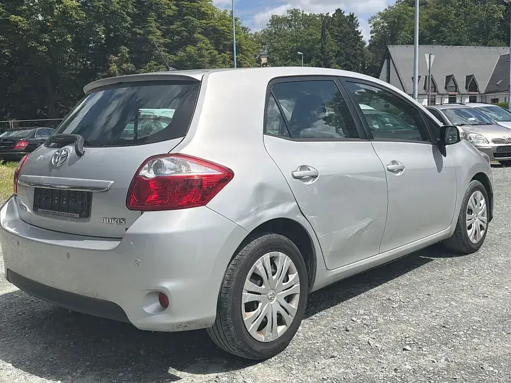 Gebraucht Toyota Auris Life 99 PS (72 kW) 2010 Silber Kleinwagen