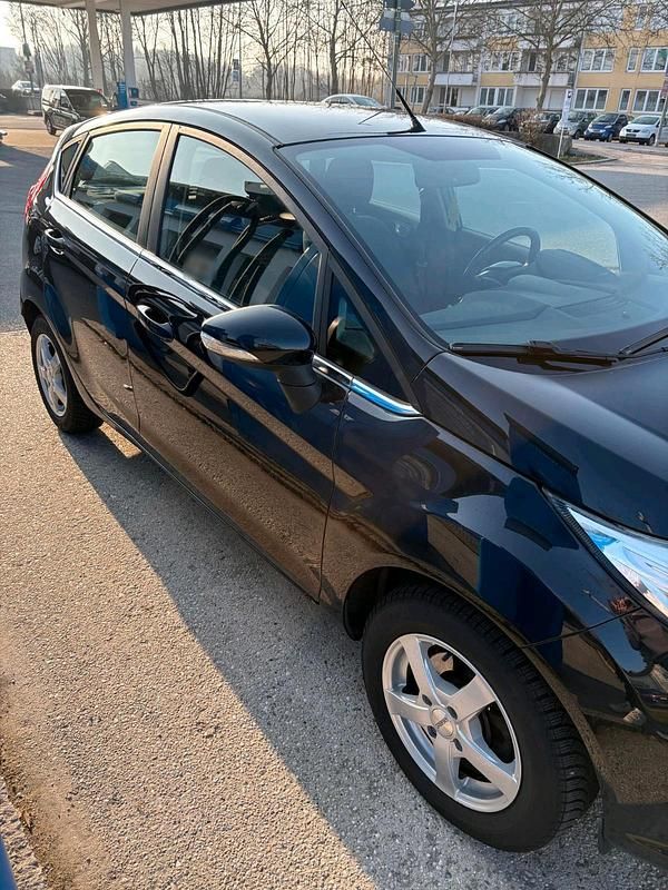 Gebraucht Ford Fiesta 101 PS (74 kW) 2014 Schwarz Kleinwagen