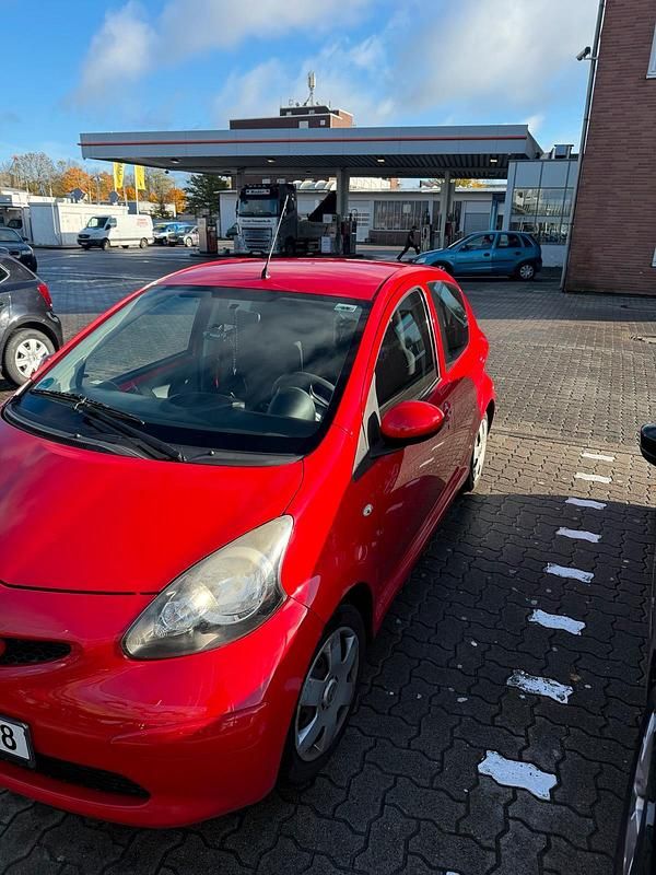 Rot Gebraucht 2008 Toyota Aygo Kleinwagen | 2.999 € (Etwas zu teuer) - Bild 1/4