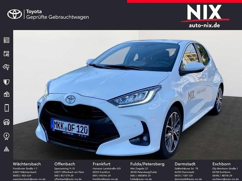 Schneeweiß Gebraucht 2024 Toyota Yaris Hybrid Style Limousine | 29.990 € (Teuer) - Bild 1/4