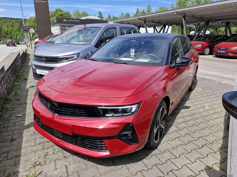 Rot (kardio rot (metallic)) Gebraucht 2024 Opel Astra Kombi | 27.534 € (Etwas zu teuer) - Bild 1/3